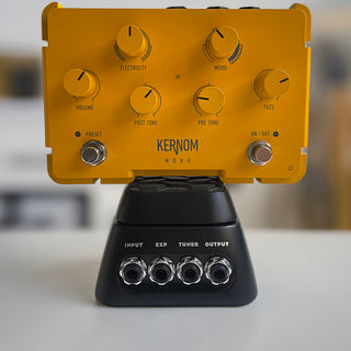 Photo of the KERNOM MOHO, a new fuzz pedal with MIDI functions, very dynamic. This analog fuzz pedal is sitting on a Dunlop expression pedal. 